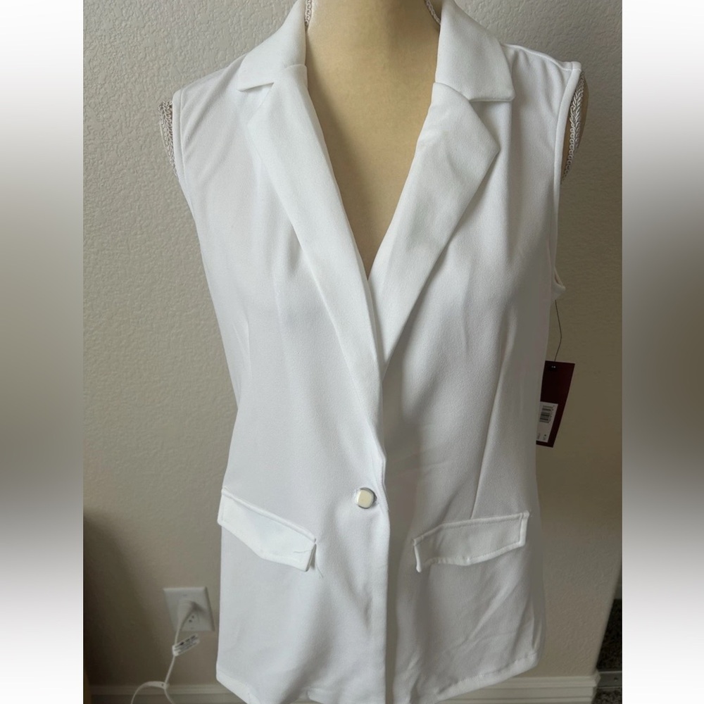 NWT Love Scarlett White/Cream Sleeveless One Button Vest Top SZ M MSRP $52